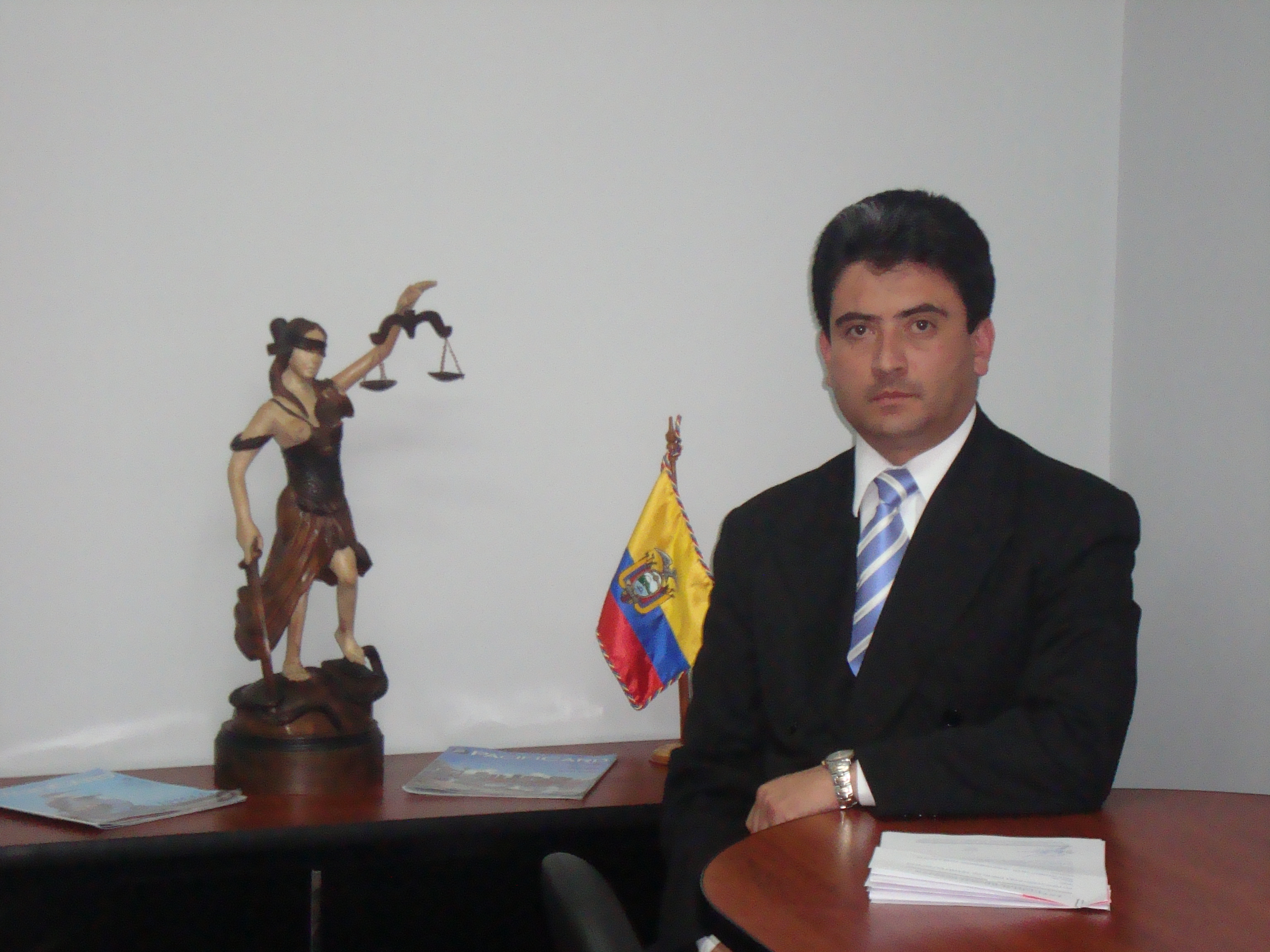 Dr. Juan Carlos Bedoya en su despacho.